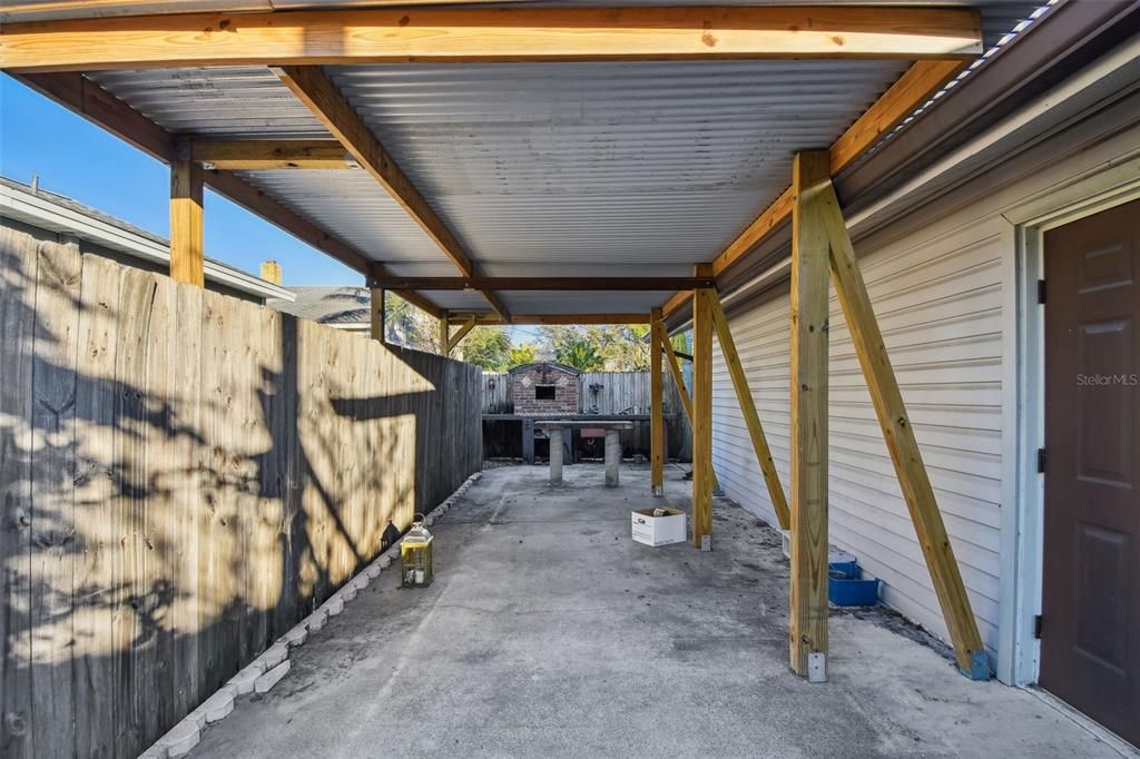 Active With Contract: $2,450 (2 beds, 1 baths, 824 Square Feet)