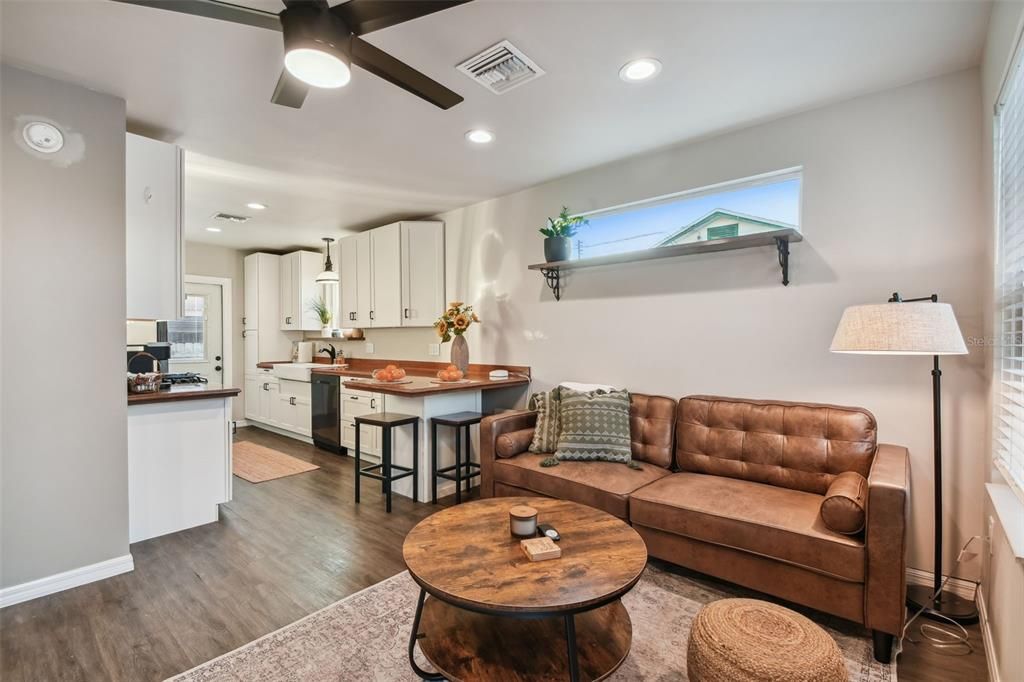 Active With Contract: $2,450 (2 beds, 1 baths, 824 Square Feet)