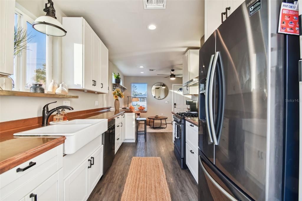 Active With Contract: $2,450 (2 beds, 1 baths, 824 Square Feet)