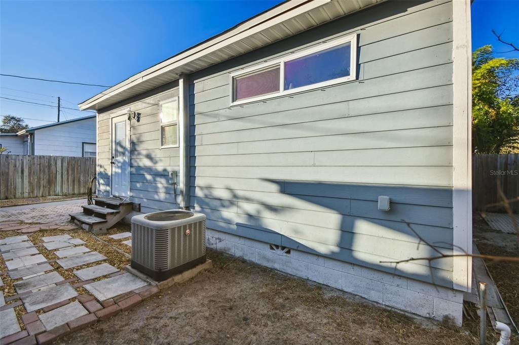 Active With Contract: $2,450 (2 beds, 1 baths, 824 Square Feet)