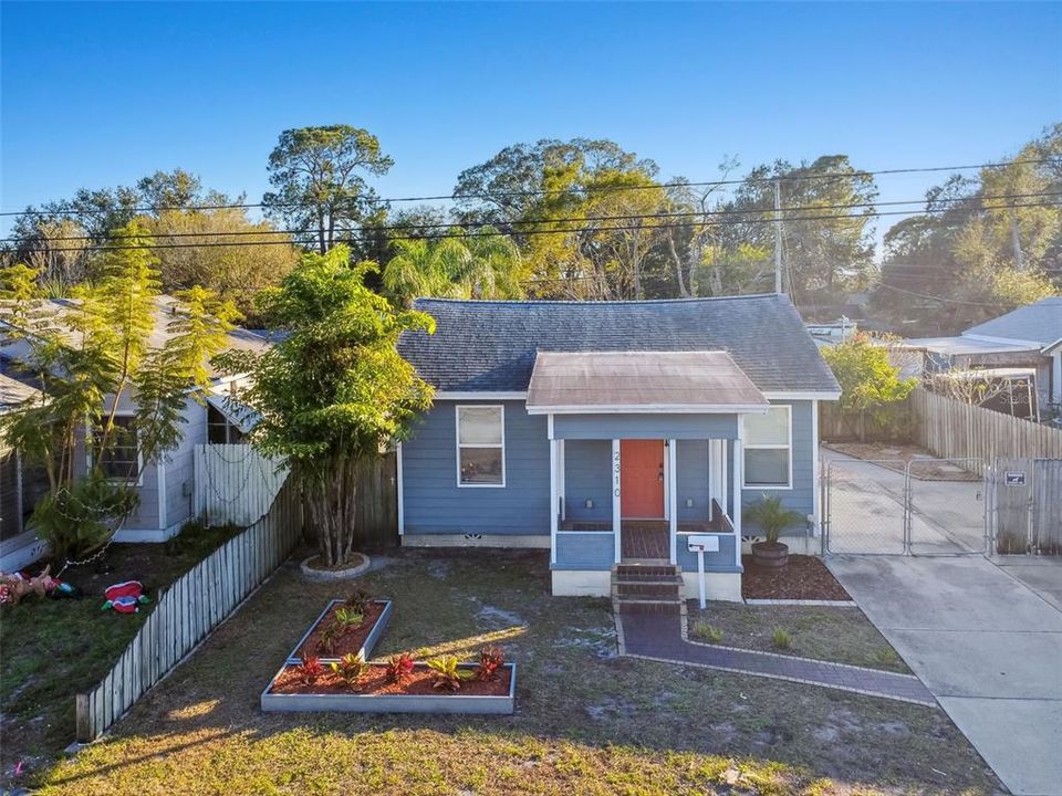 Active With Contract: $2,450 (2 beds, 1 baths, 824 Square Feet)