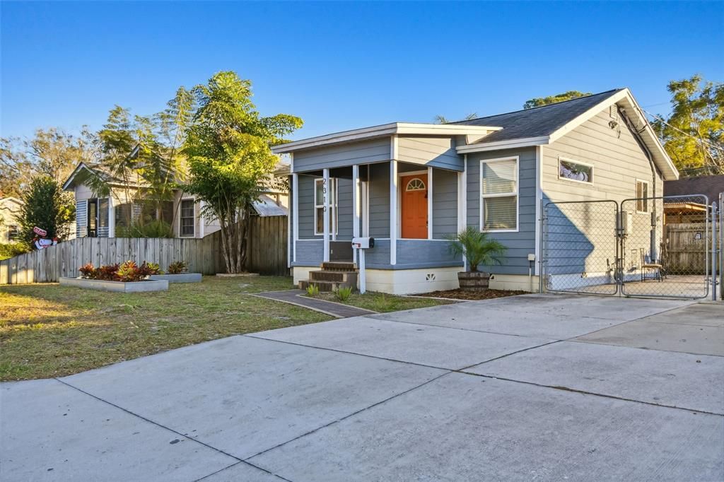 Active With Contract: $2,450 (2 beds, 1 baths, 824 Square Feet)