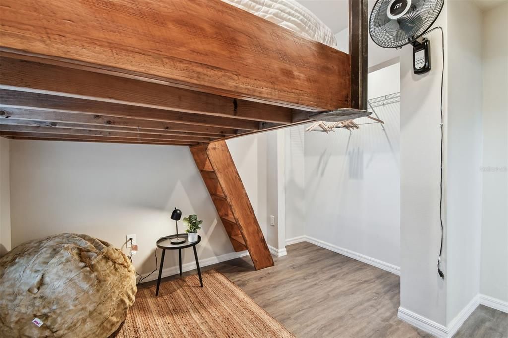 Active With Contract: $2,450 (2 beds, 1 baths, 824 Square Feet)