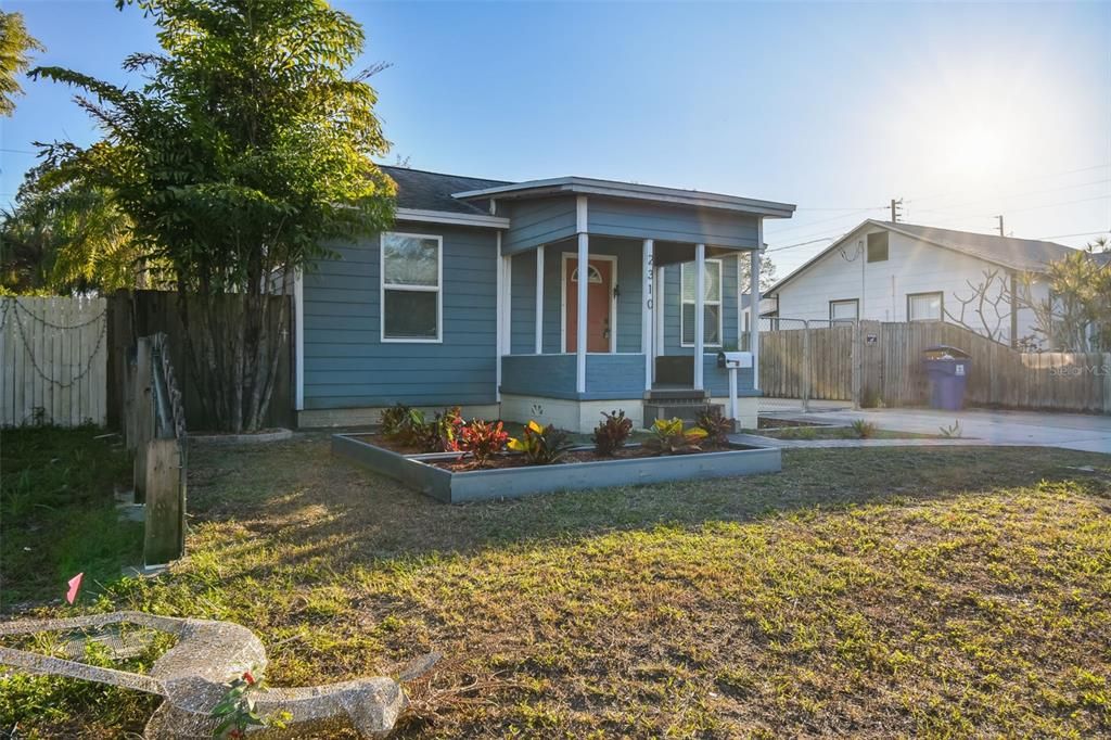 Active With Contract: $2,450 (2 beds, 1 baths, 824 Square Feet)