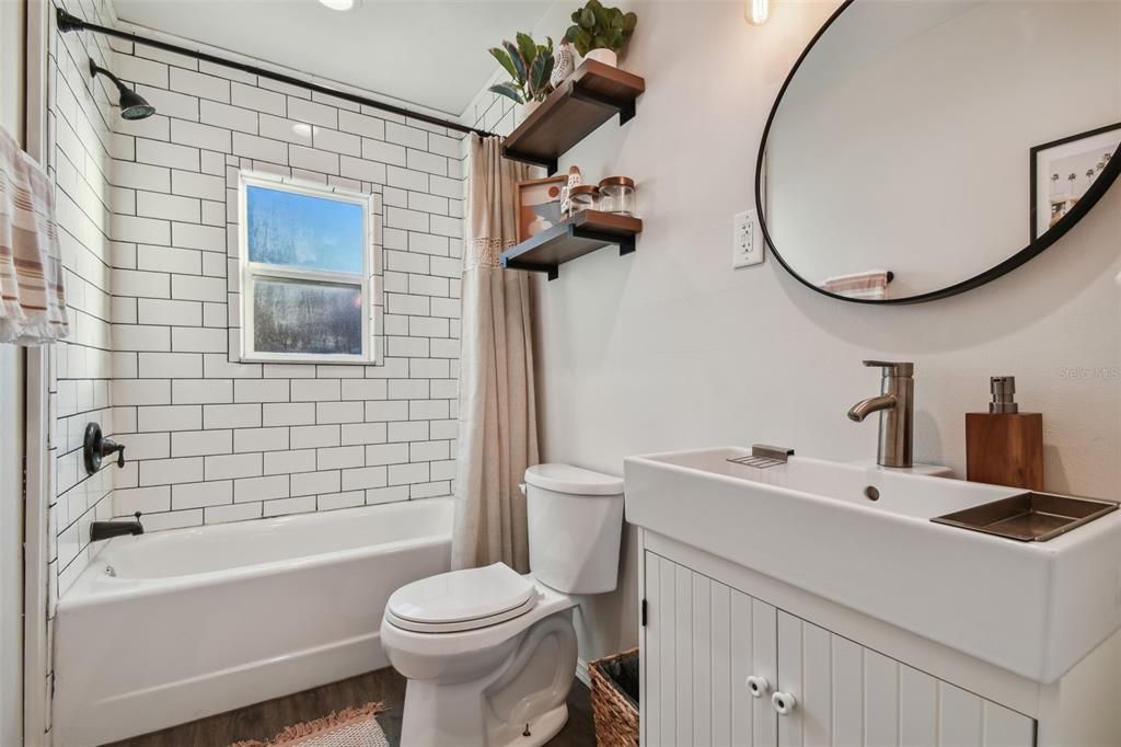 Active With Contract: $2,450 (2 beds, 1 baths, 824 Square Feet)