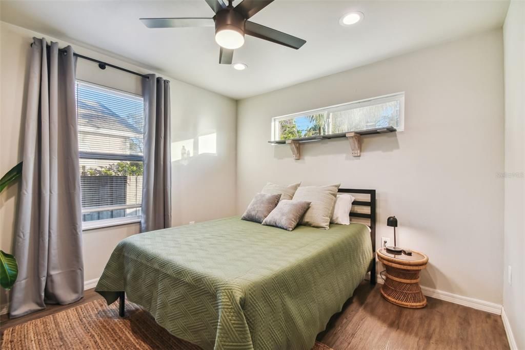 Active With Contract: $2,450 (2 beds, 1 baths, 824 Square Feet)
