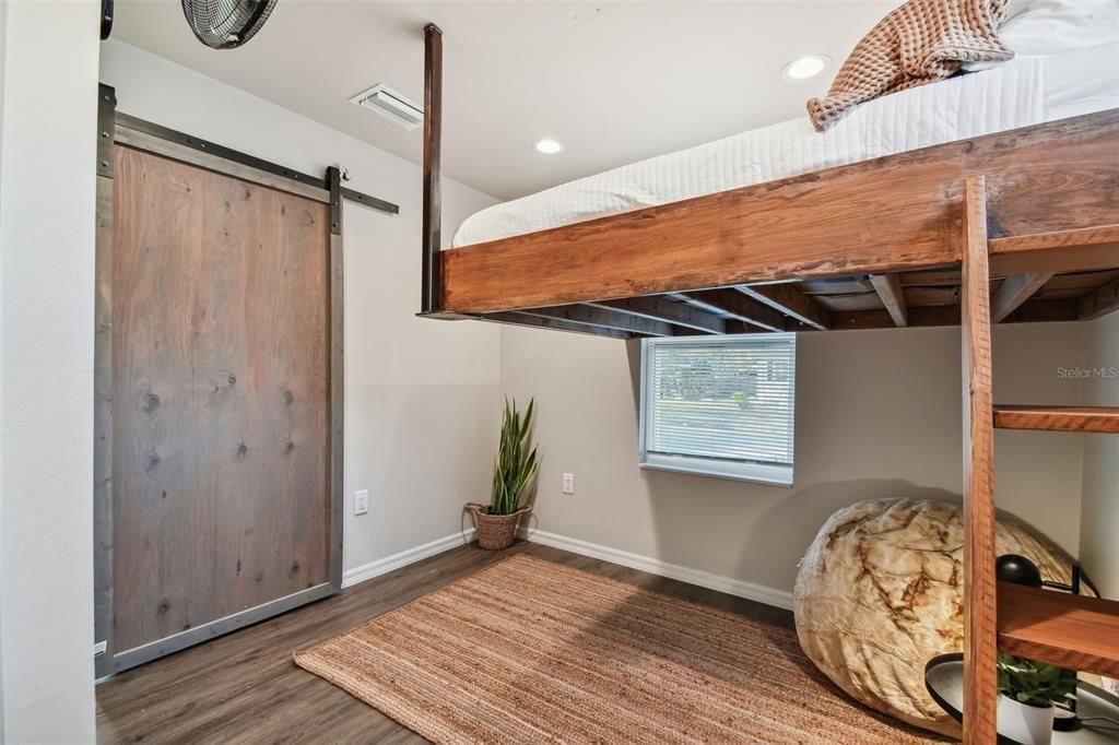 Active With Contract: $2,450 (2 beds, 1 baths, 824 Square Feet)