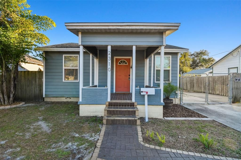 Active With Contract: $2,450 (2 beds, 1 baths, 824 Square Feet)