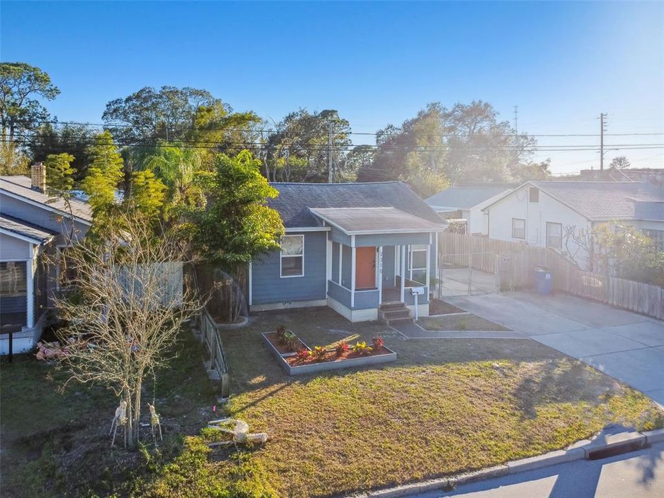 Active With Contract: $2,450 (2 beds, 1 baths, 824 Square Feet)