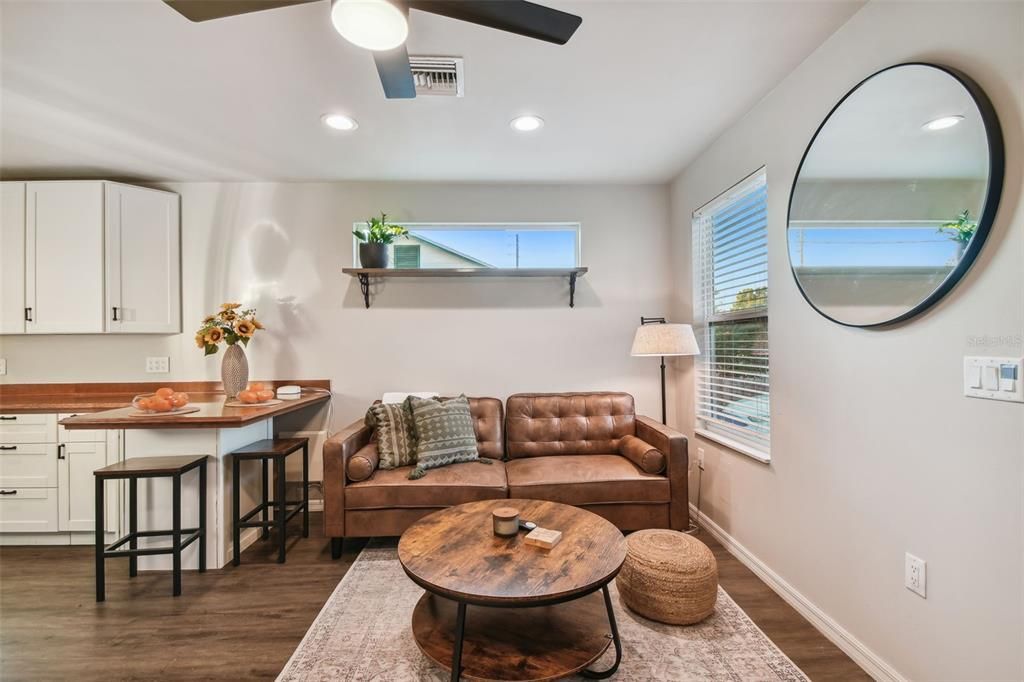 Active With Contract: $2,450 (2 beds, 1 baths, 824 Square Feet)