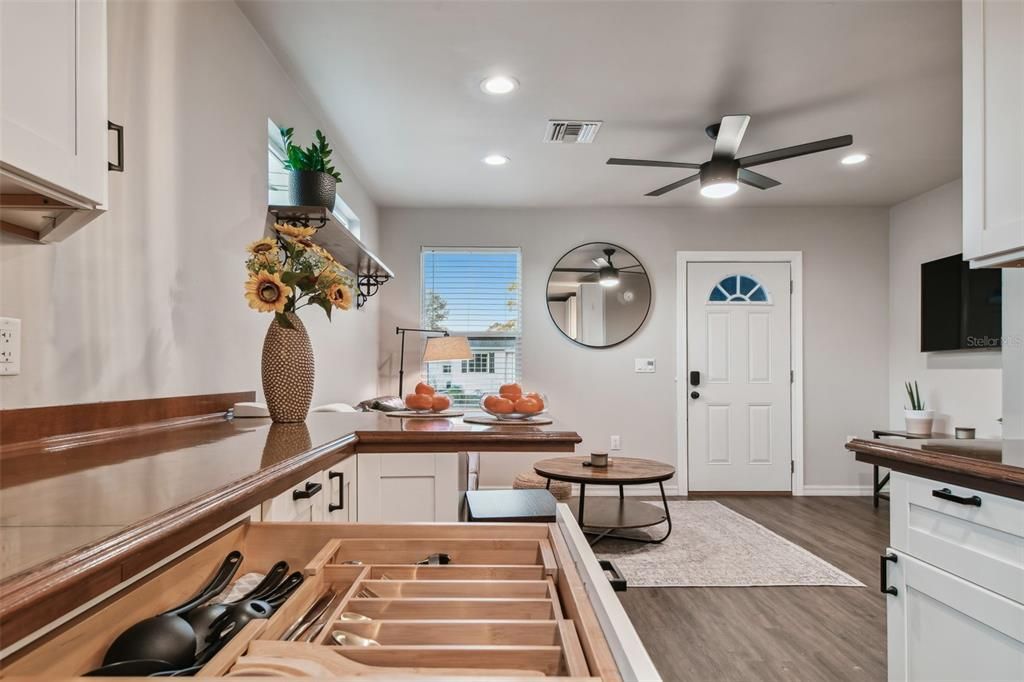Active With Contract: $2,450 (2 beds, 1 baths, 824 Square Feet)