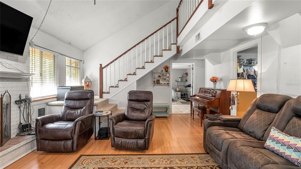 待售: $369,900 (4 贝兹, 2 浴室, 2011 平方英尺)