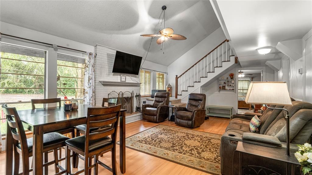 待售: $369,900 (4 贝兹, 2 浴室, 2011 平方英尺)