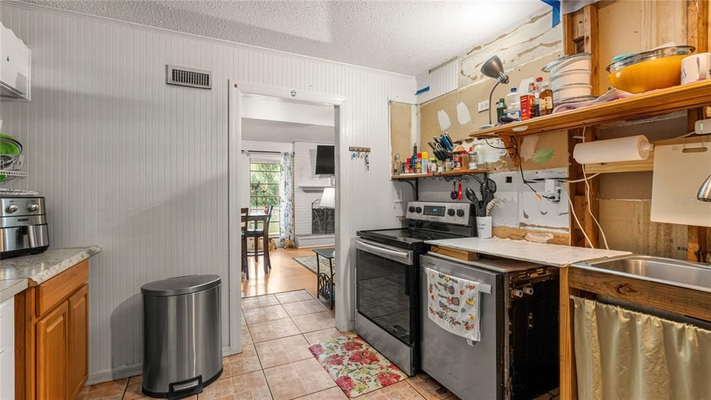 待售: $369,900 (4 贝兹, 2 浴室, 2011 平方英尺)