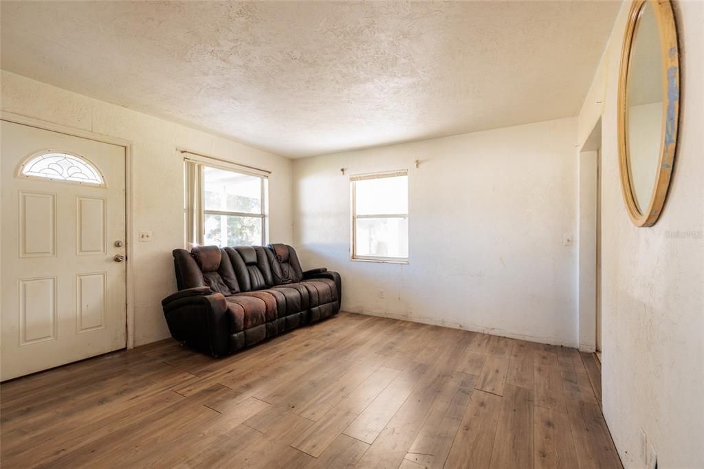 合同活跃: $125,000 (1 贝兹, 1 浴室, 576 平方英尺)