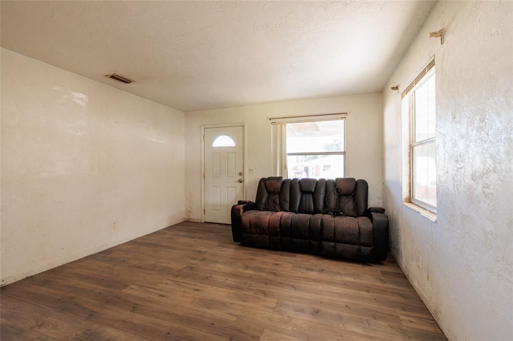 合同活跃: $125,000 (1 贝兹, 1 浴室, 576 平方英尺)