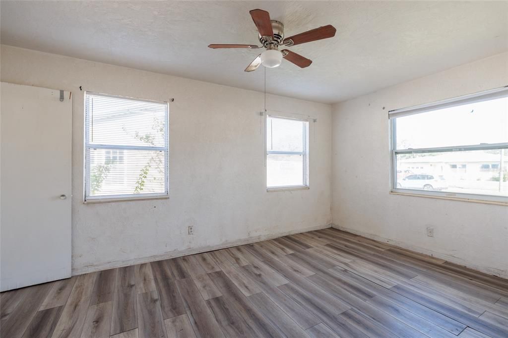 合同活跃: $125,000 (1 贝兹, 1 浴室, 576 平方英尺)