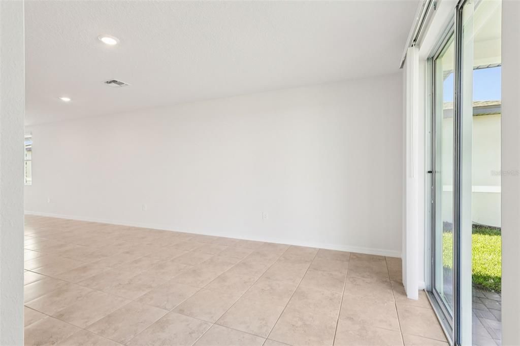 На продажу: $296,070 (3 спален, 2 ванн, 1483 Квадратных фут)