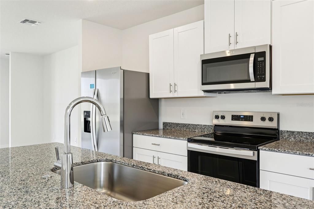 На продажу: $296,070 (3 спален, 2 ванн, 1483 Квадратных фут)