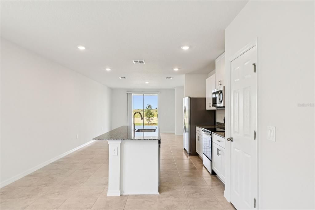 На продажу: $296,070 (3 спален, 2 ванн, 1483 Квадратных фут)