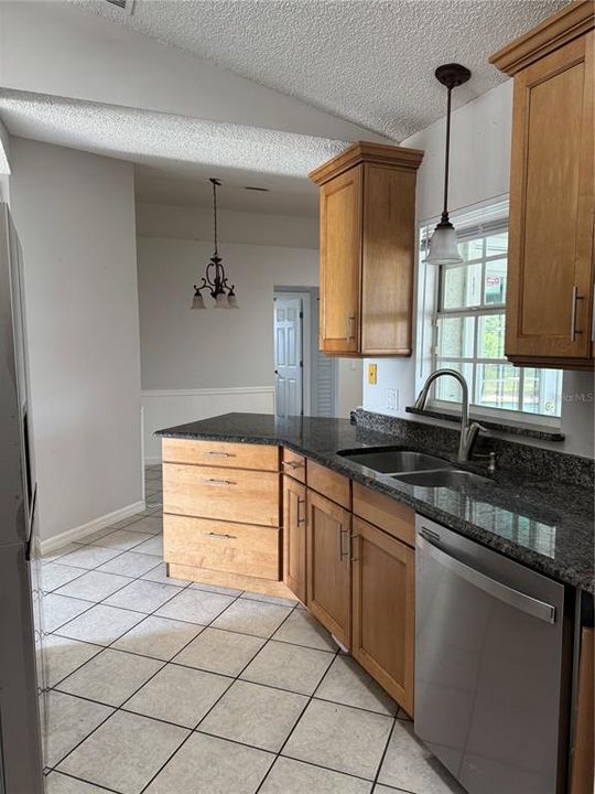 For Rent: $2,300 (4 beds, 2 baths, 1660 Square Feet)