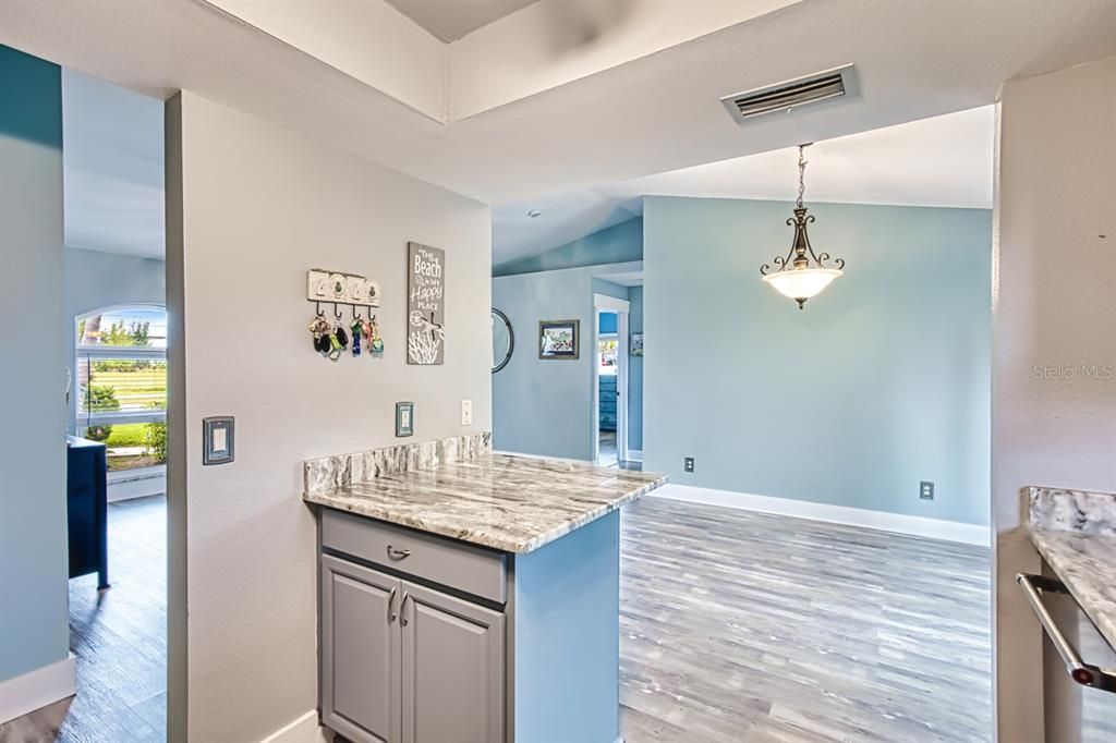 合同活跃: $299,900 (3 贝兹, 2 浴室, 1205 平方英尺)