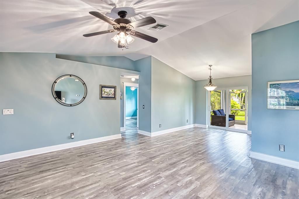 合同活跃: $299,900 (3 贝兹, 2 浴室, 1205 平方英尺)