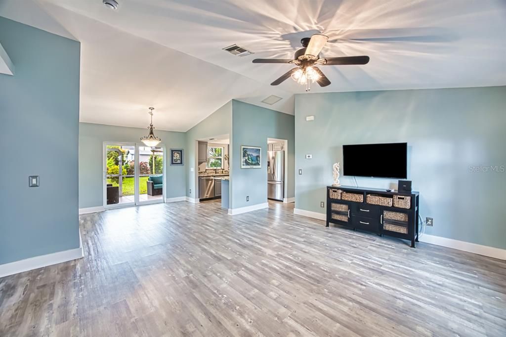 合同活跃: $299,900 (3 贝兹, 2 浴室, 1205 平方英尺)