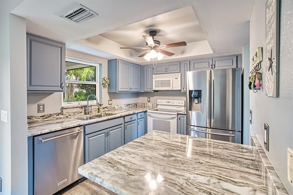 合同活跃: $299,900 (3 贝兹, 2 浴室, 1205 平方英尺)