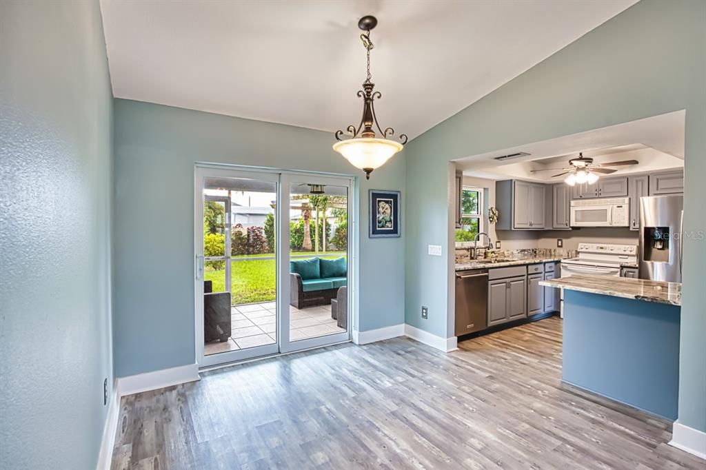 合同活跃: $299,900 (3 贝兹, 2 浴室, 1205 平方英尺)