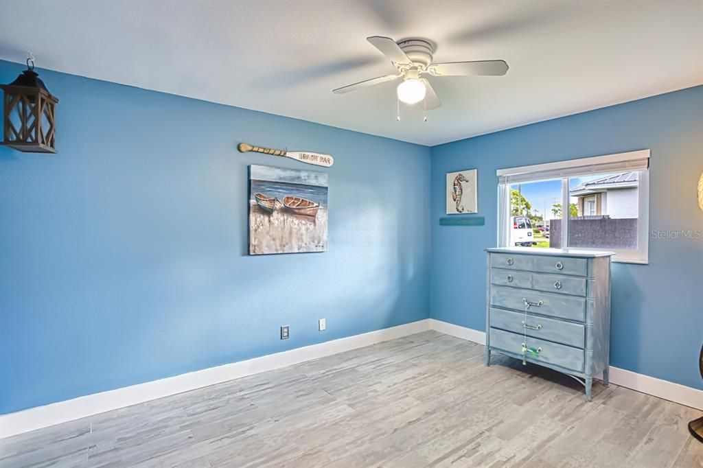 合同活跃: $299,900 (3 贝兹, 2 浴室, 1205 平方英尺)