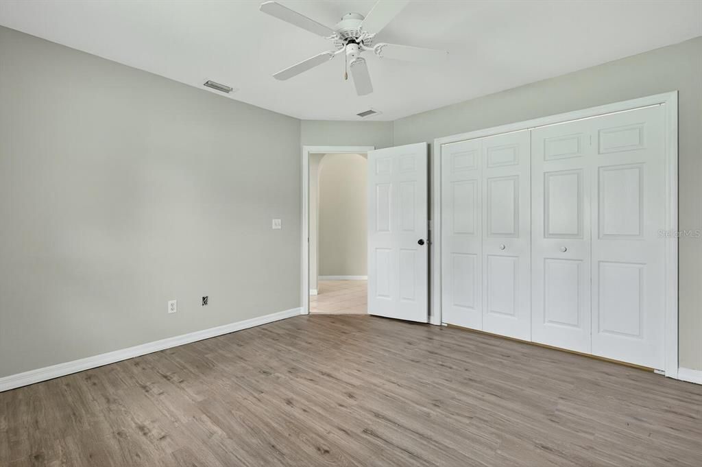 Activo con contrato: $319,900 (4 camas, 2 baños, 2143 Pies cuadrados)