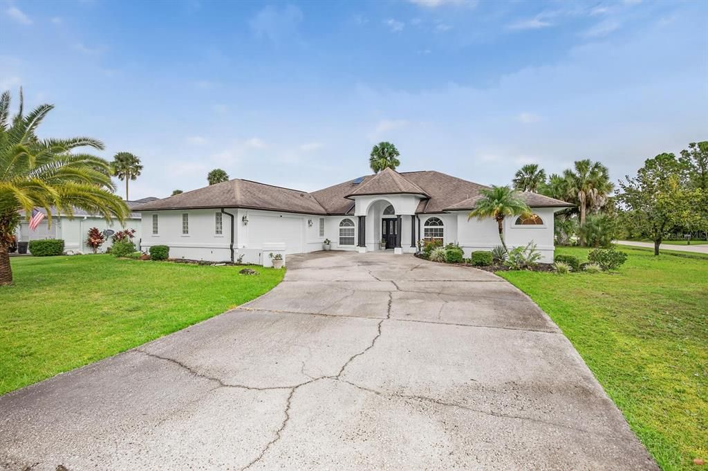 Activo con contrato: $319,900 (4 camas, 2 baños, 2143 Pies cuadrados)