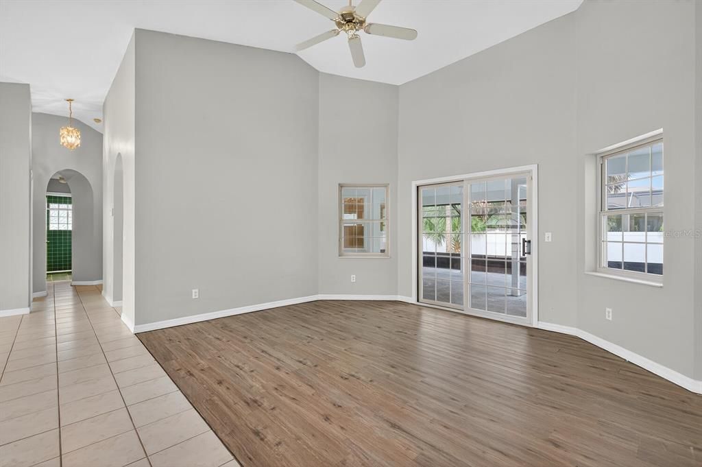 Activo con contrato: $319,900 (4 camas, 2 baños, 2143 Pies cuadrados)