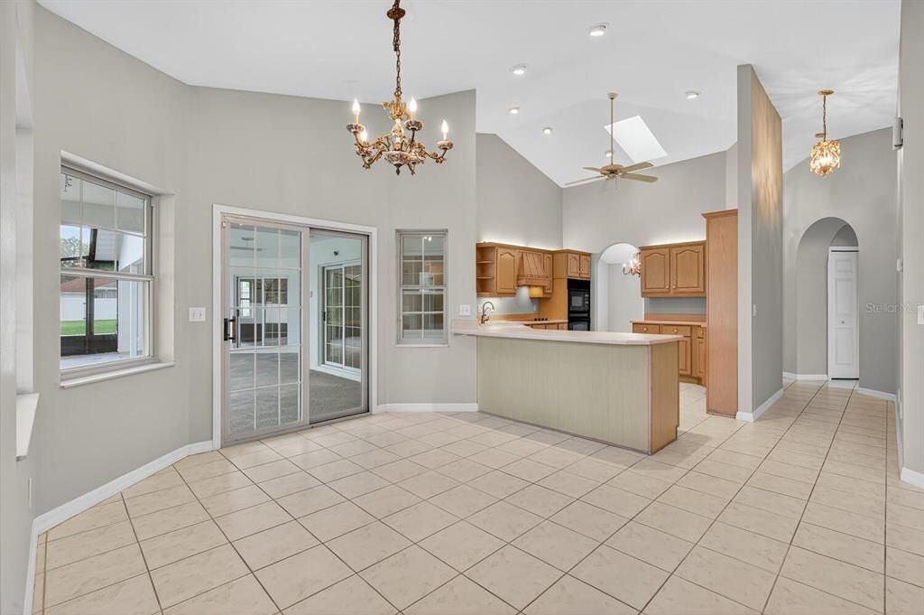 Activo con contrato: $319,900 (4 camas, 2 baños, 2143 Pies cuadrados)