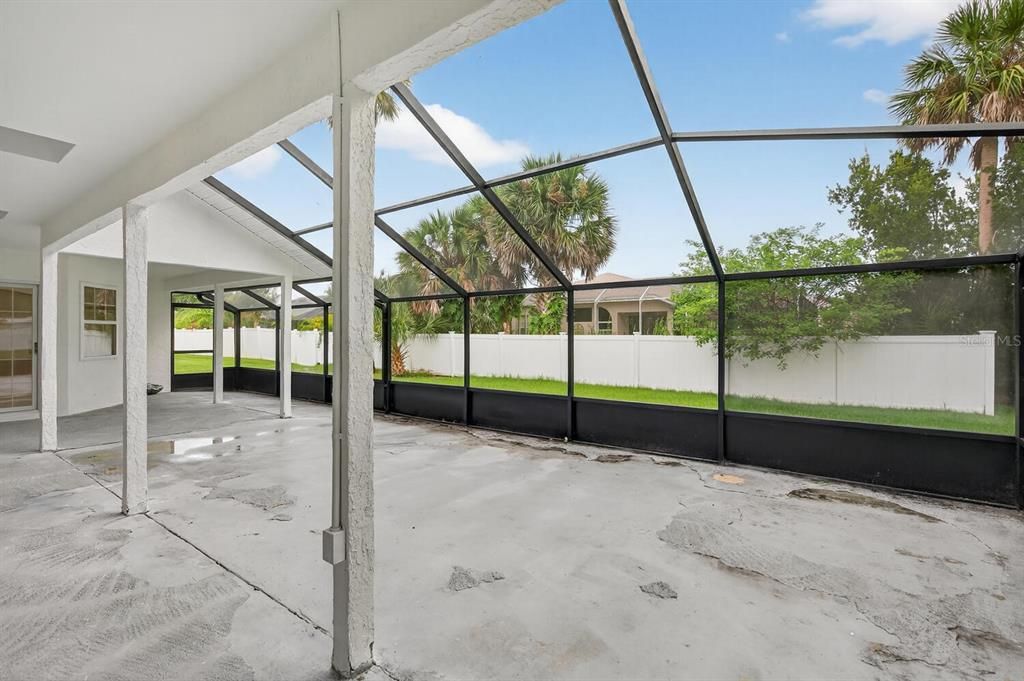 Activo con contrato: $319,900 (4 camas, 2 baños, 2143 Pies cuadrados)