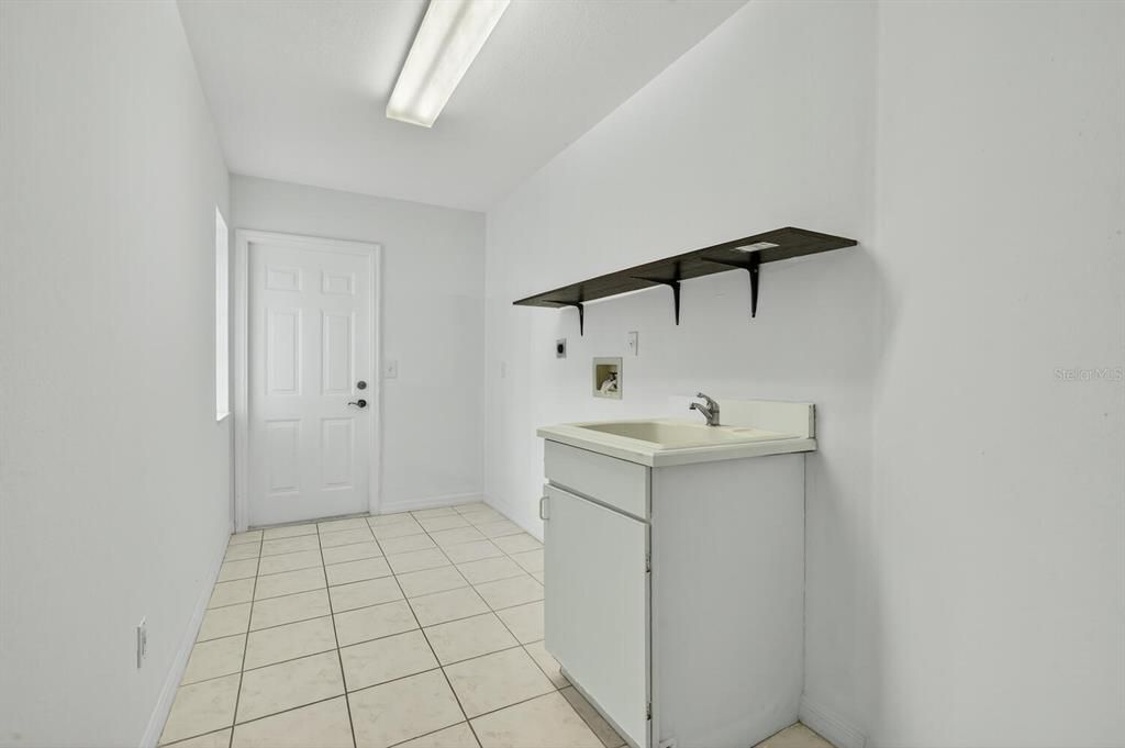 Activo con contrato: $319,900 (4 camas, 2 baños, 2143 Pies cuadrados)