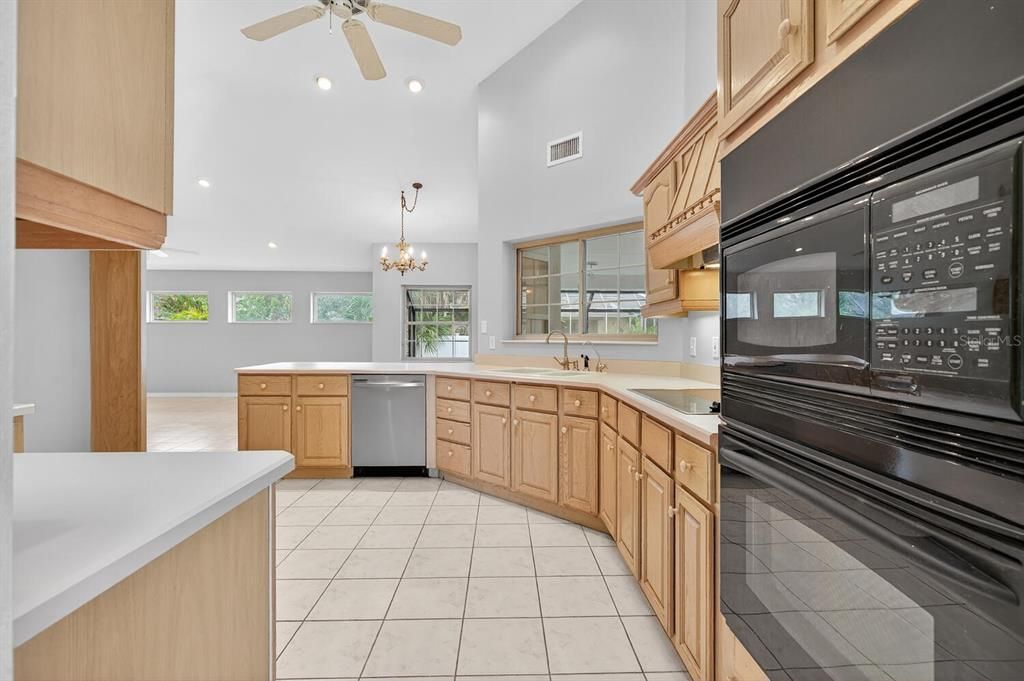 Activo con contrato: $319,900 (4 camas, 2 baños, 2143 Pies cuadrados)