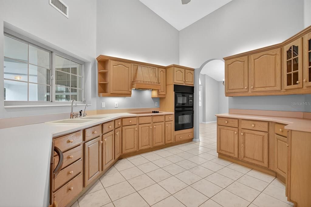 Activo con contrato: $319,900 (4 camas, 2 baños, 2143 Pies cuadrados)