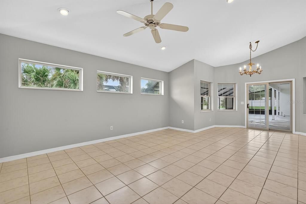 Activo con contrato: $319,900 (4 camas, 2 baños, 2143 Pies cuadrados)