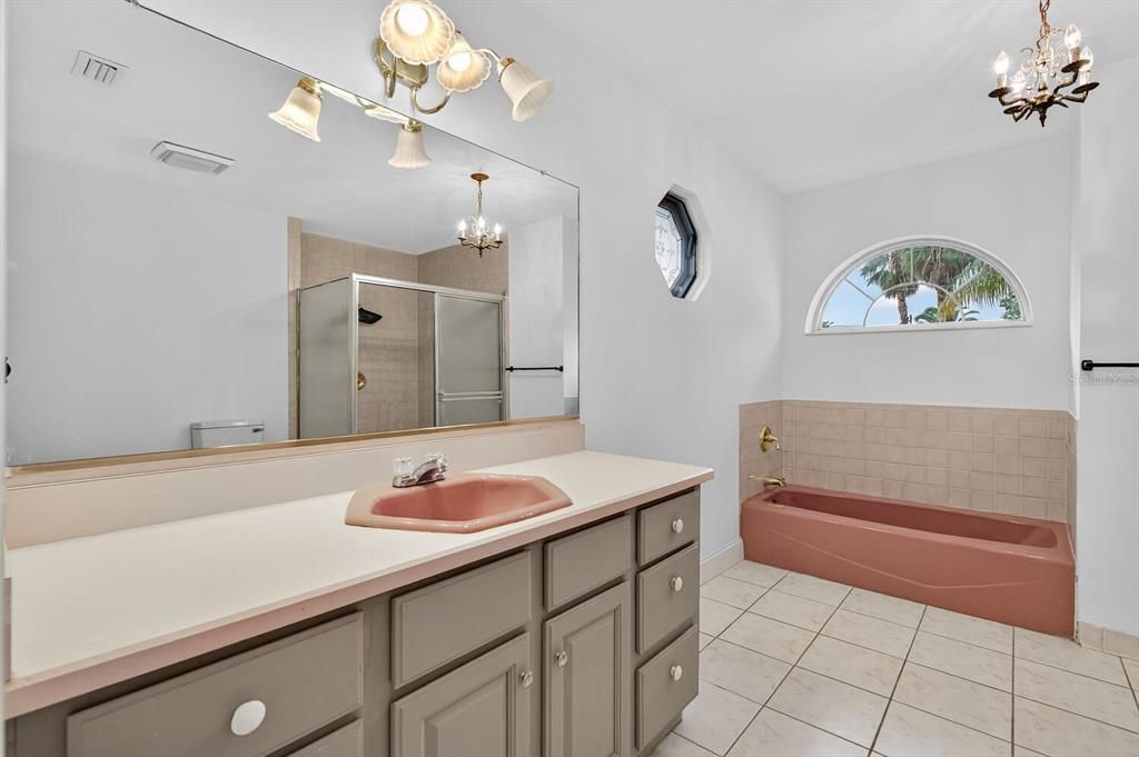 Activo con contrato: $319,900 (4 camas, 2 baños, 2143 Pies cuadrados)