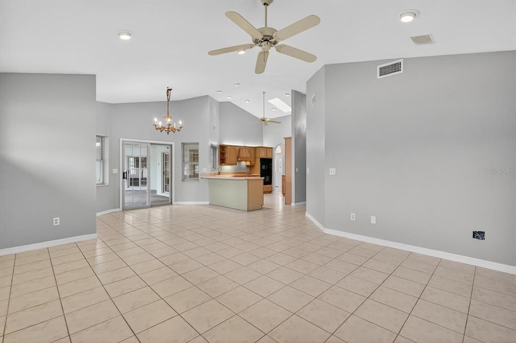 Activo con contrato: $319,900 (4 camas, 2 baños, 2143 Pies cuadrados)