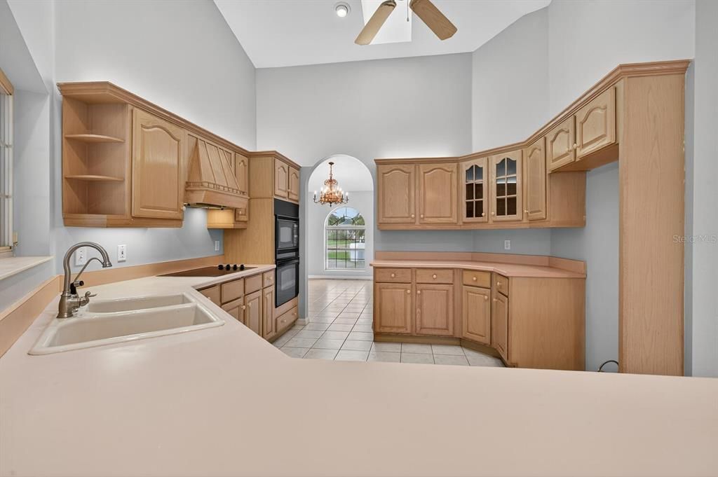 Activo con contrato: $319,900 (4 camas, 2 baños, 2143 Pies cuadrados)