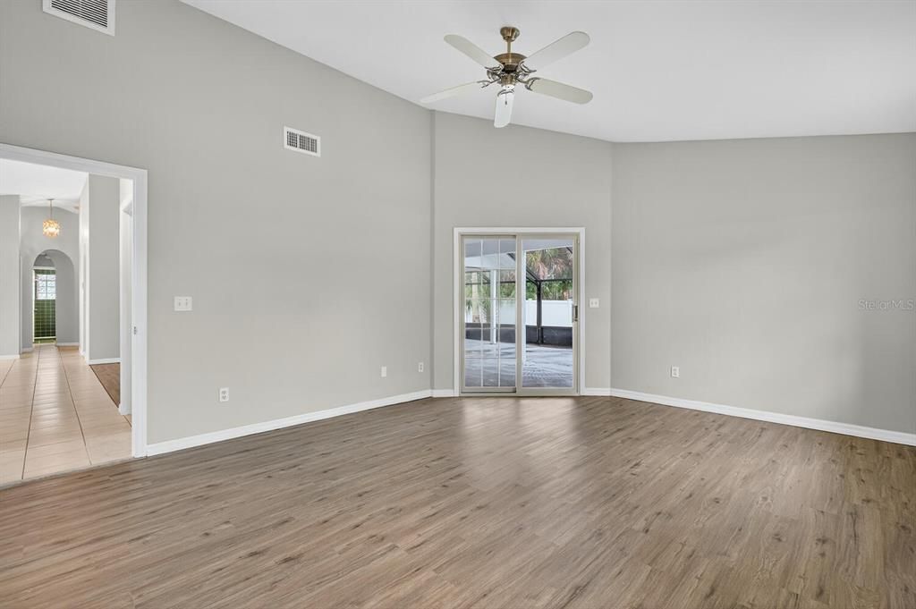 Activo con contrato: $319,900 (4 camas, 2 baños, 2143 Pies cuadrados)