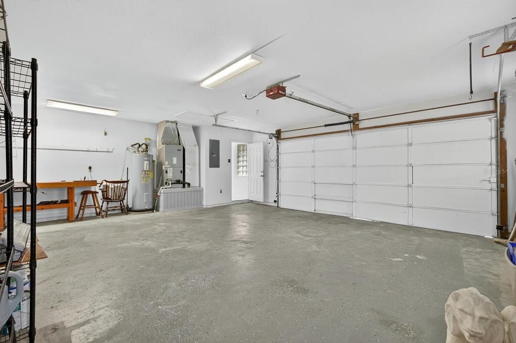 Activo con contrato: $319,900 (4 camas, 2 baños, 2143 Pies cuadrados)