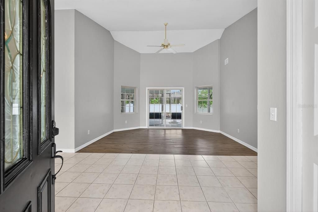 Activo con contrato: $319,900 (4 camas, 2 baños, 2143 Pies cuadrados)