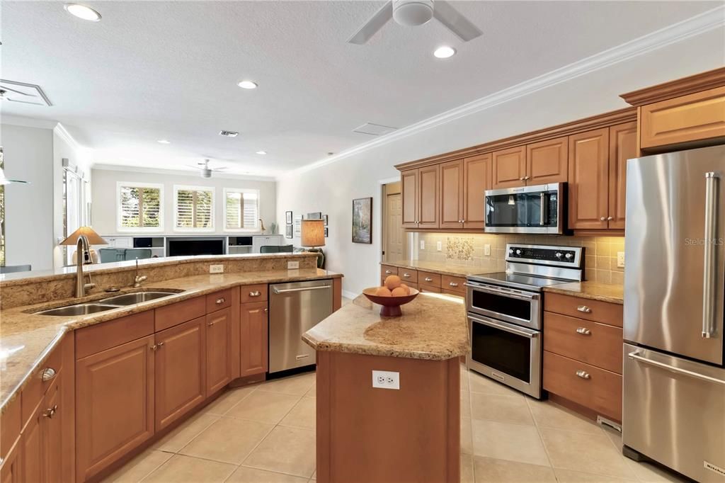 合同活跃: $519,000 (3 贝兹, 2 浴室, 2150 平方英尺)