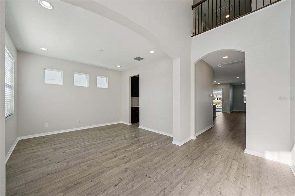 合同活跃: $650,000 (5 贝兹, 4 浴室, 3559 平方英尺)