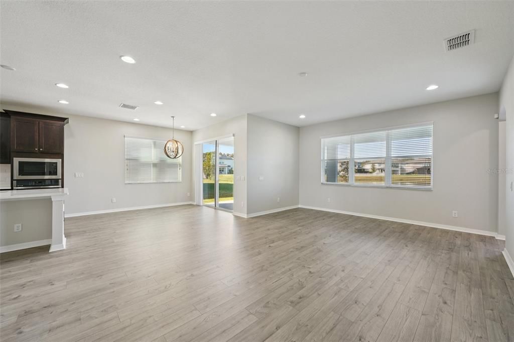 合同活跃: $650,000 (5 贝兹, 4 浴室, 3559 平方英尺)