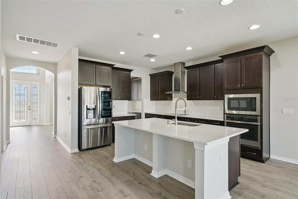 合同活跃: $650,000 (5 贝兹, 4 浴室, 3559 平方英尺)